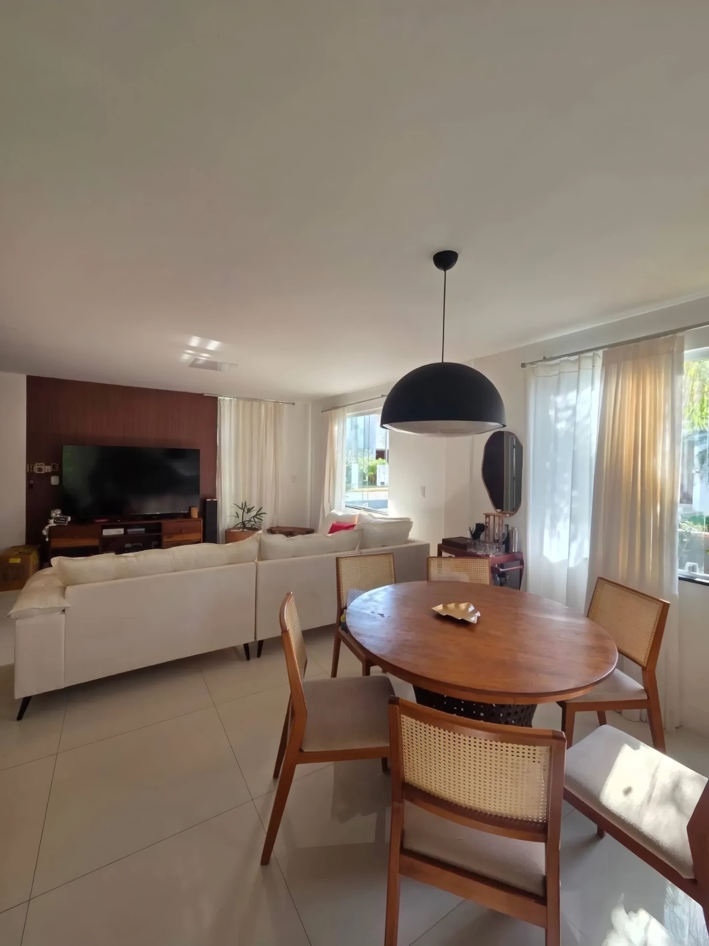 Casa mobiliada 4/4 cond. fechado a 500 mt do mar!