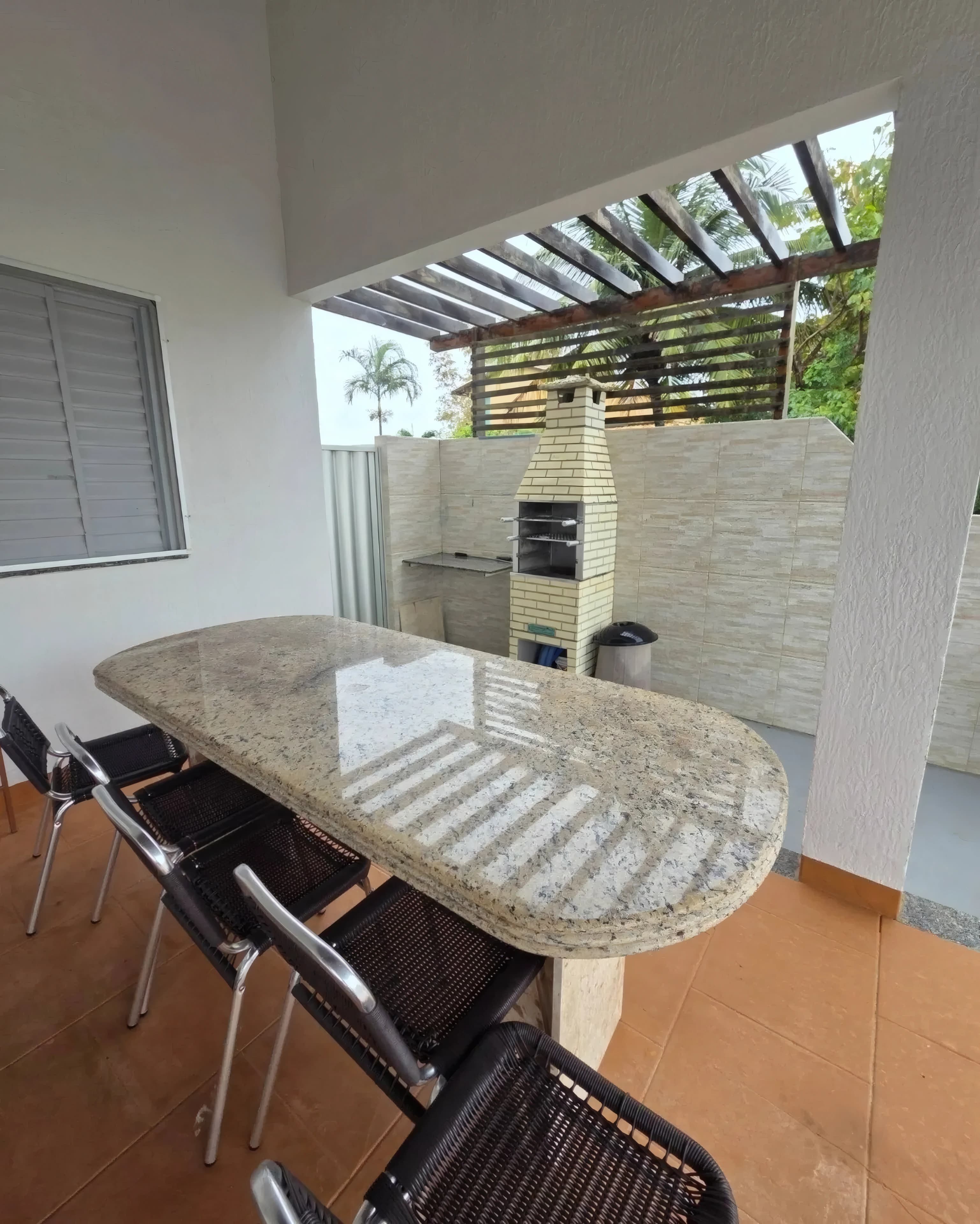 Casa 4 quartos, piscina e área gourmet frente mar.