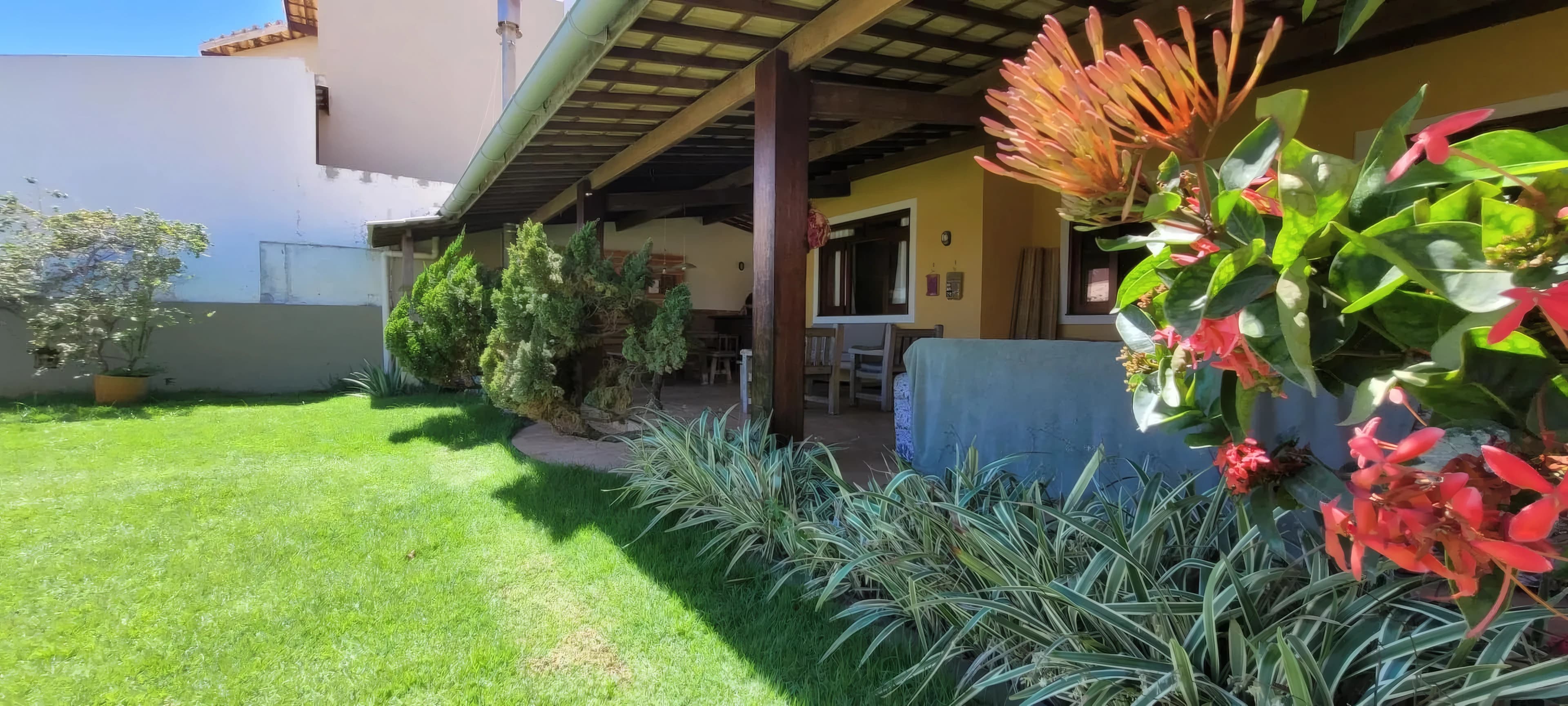 Casa mobiliada 3/4 com ar, cond. frente mar!