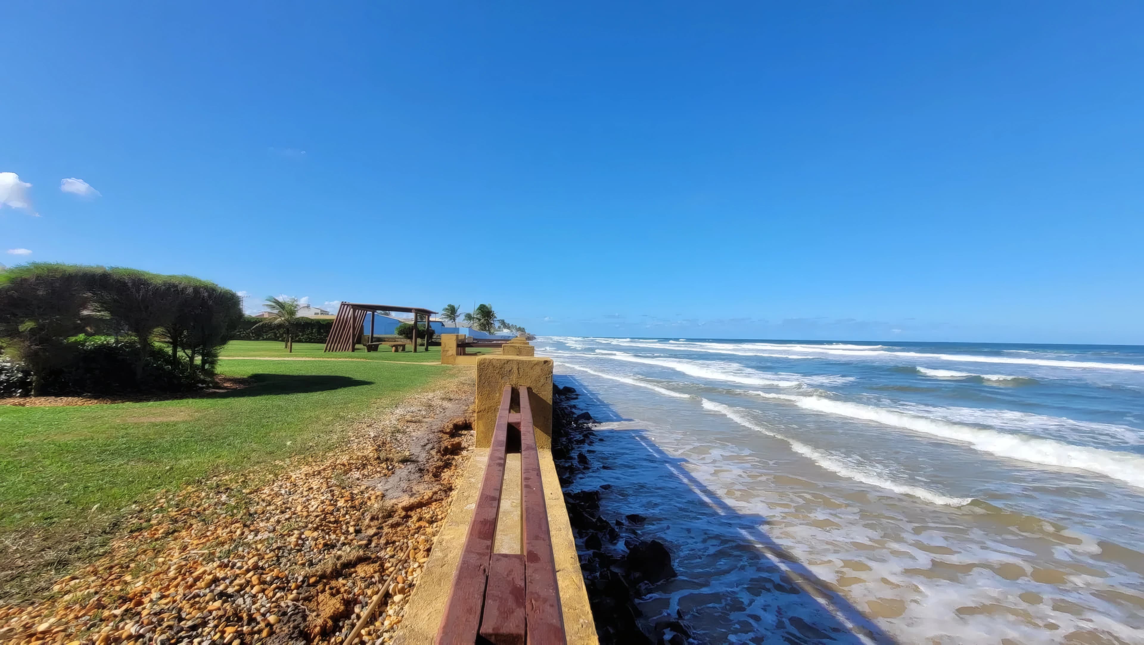 Casa 5/4 mobiliada com piscina pé na areia.
