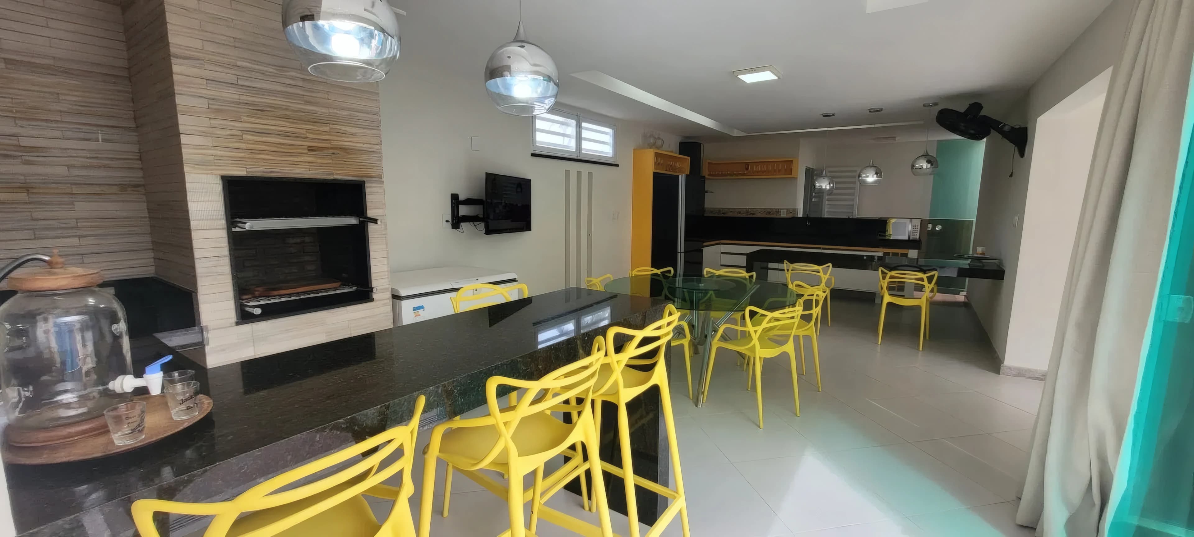 Casa 3/4 com piscina beira-mar