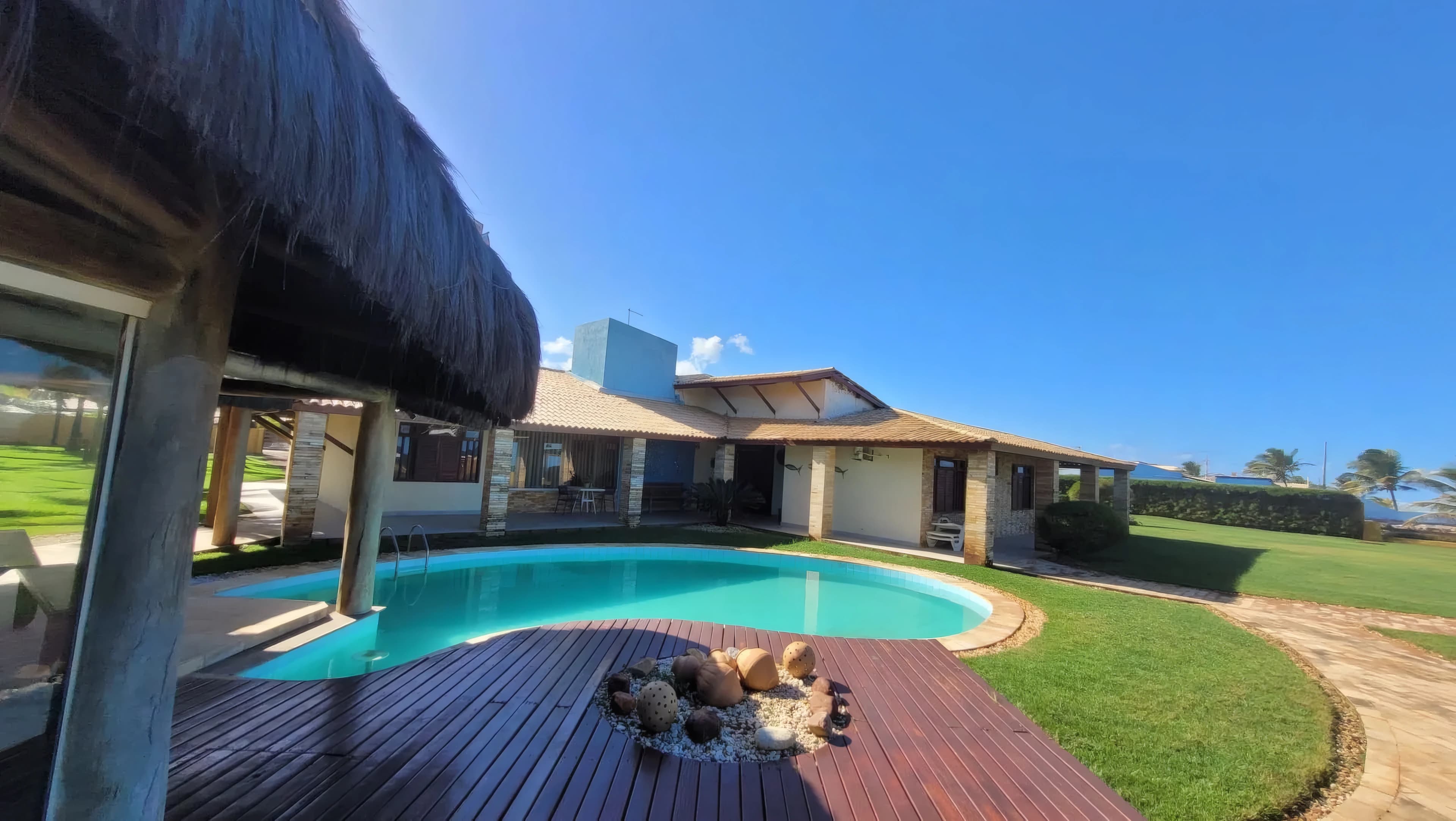 Casa 5/4 mobiliada com piscina pé na areia.