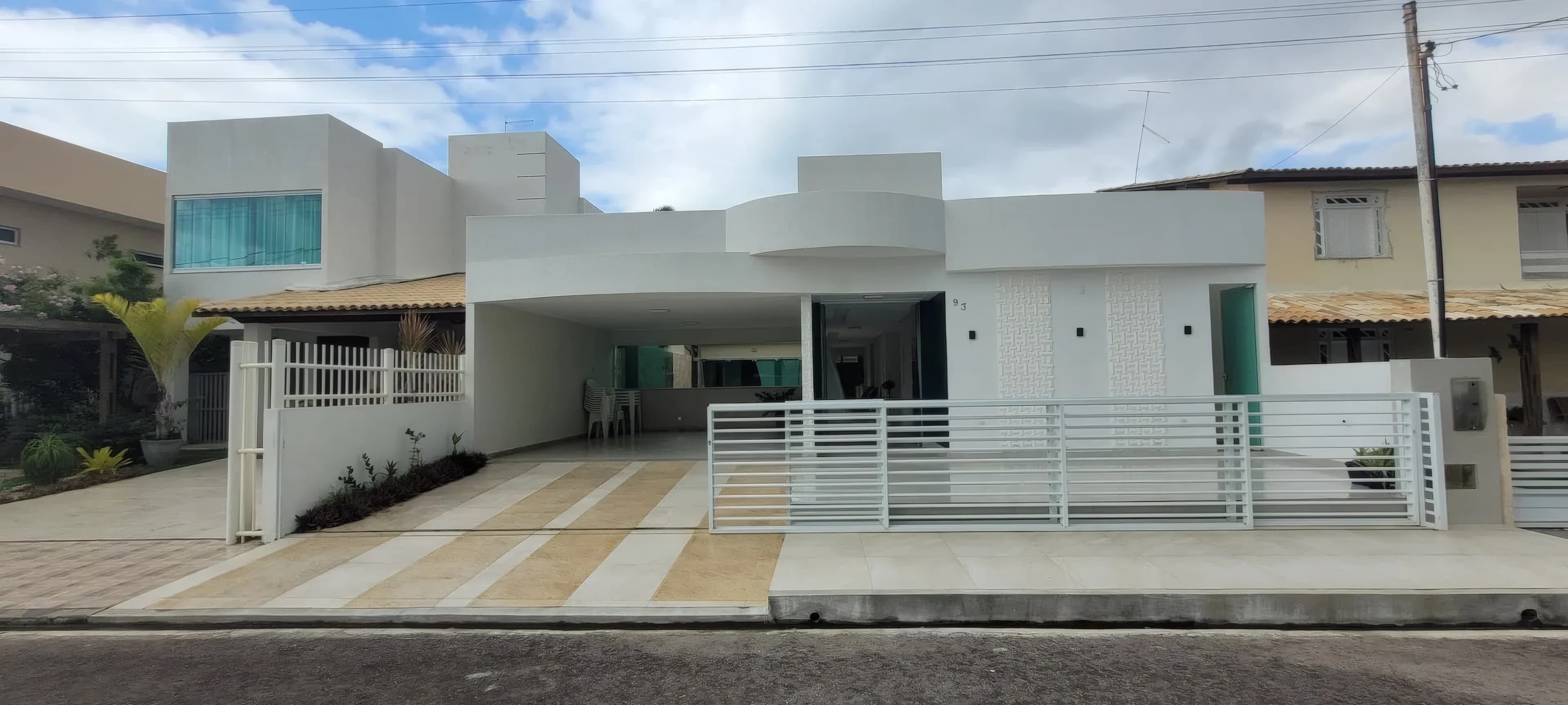 Casa 3/4 com piscina beira-mar
