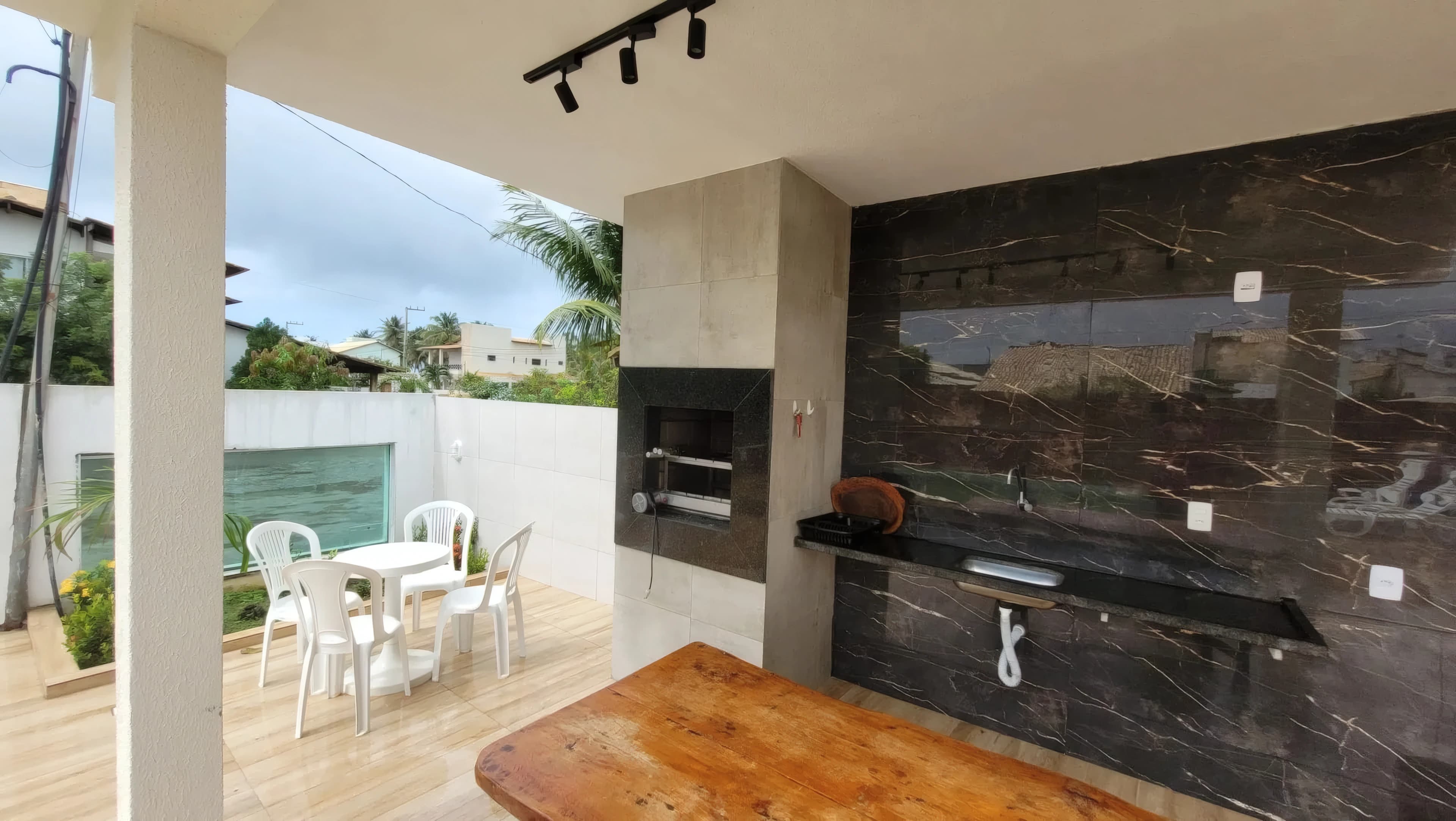 Casa 4/4 aconchegante cond. fechado frente mar!