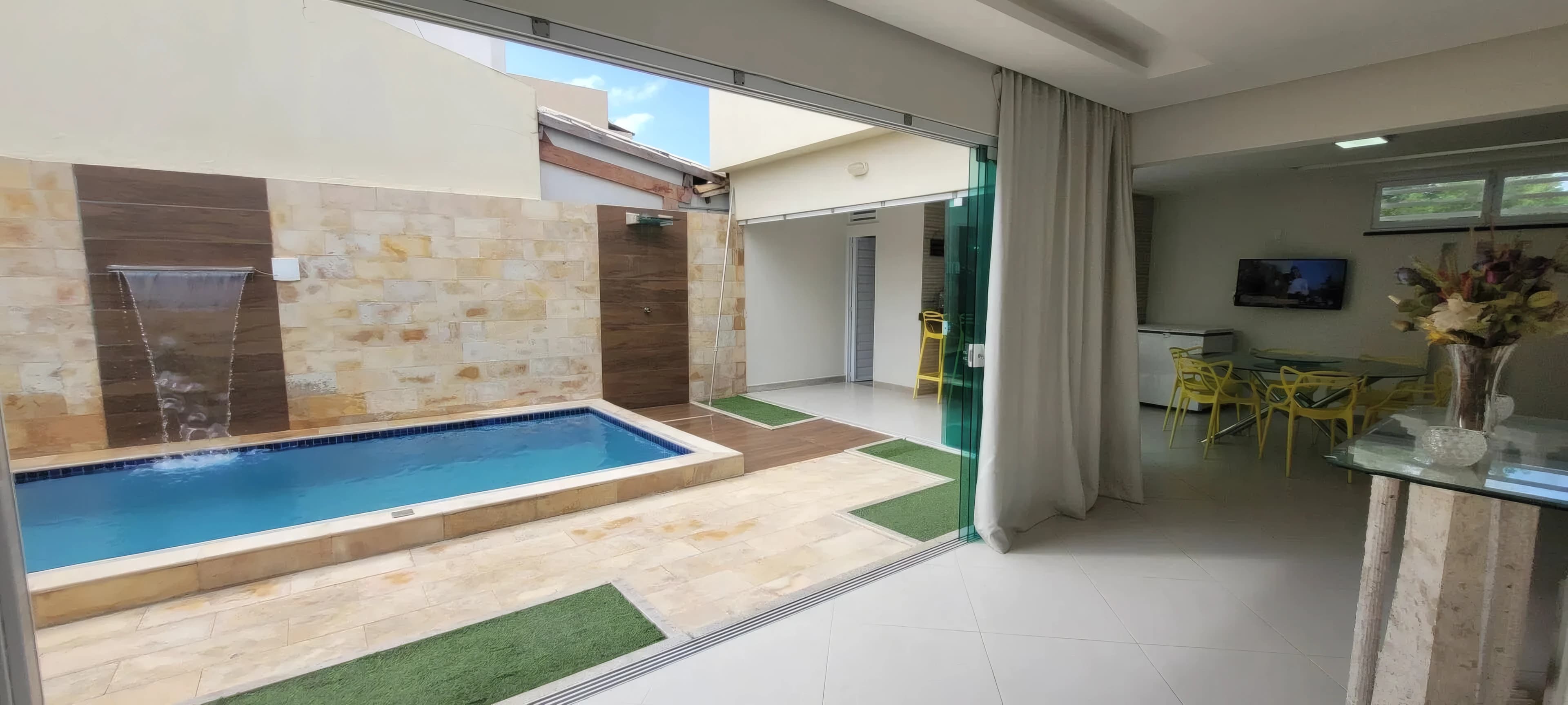 Casa 3/4 com piscina beira-mar