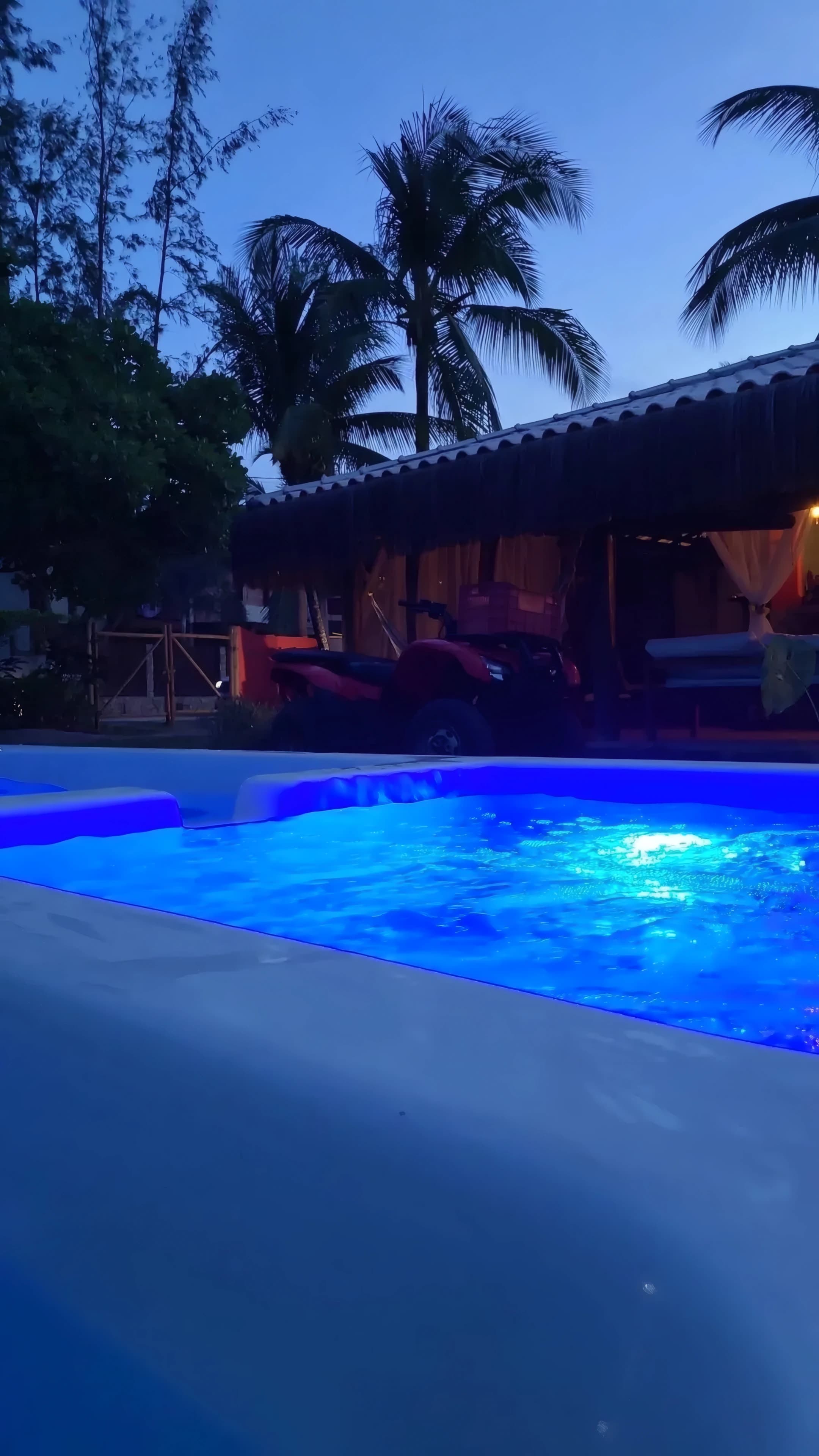 Casa estilo tailandesa 3 suítes c/ piscina e hidro