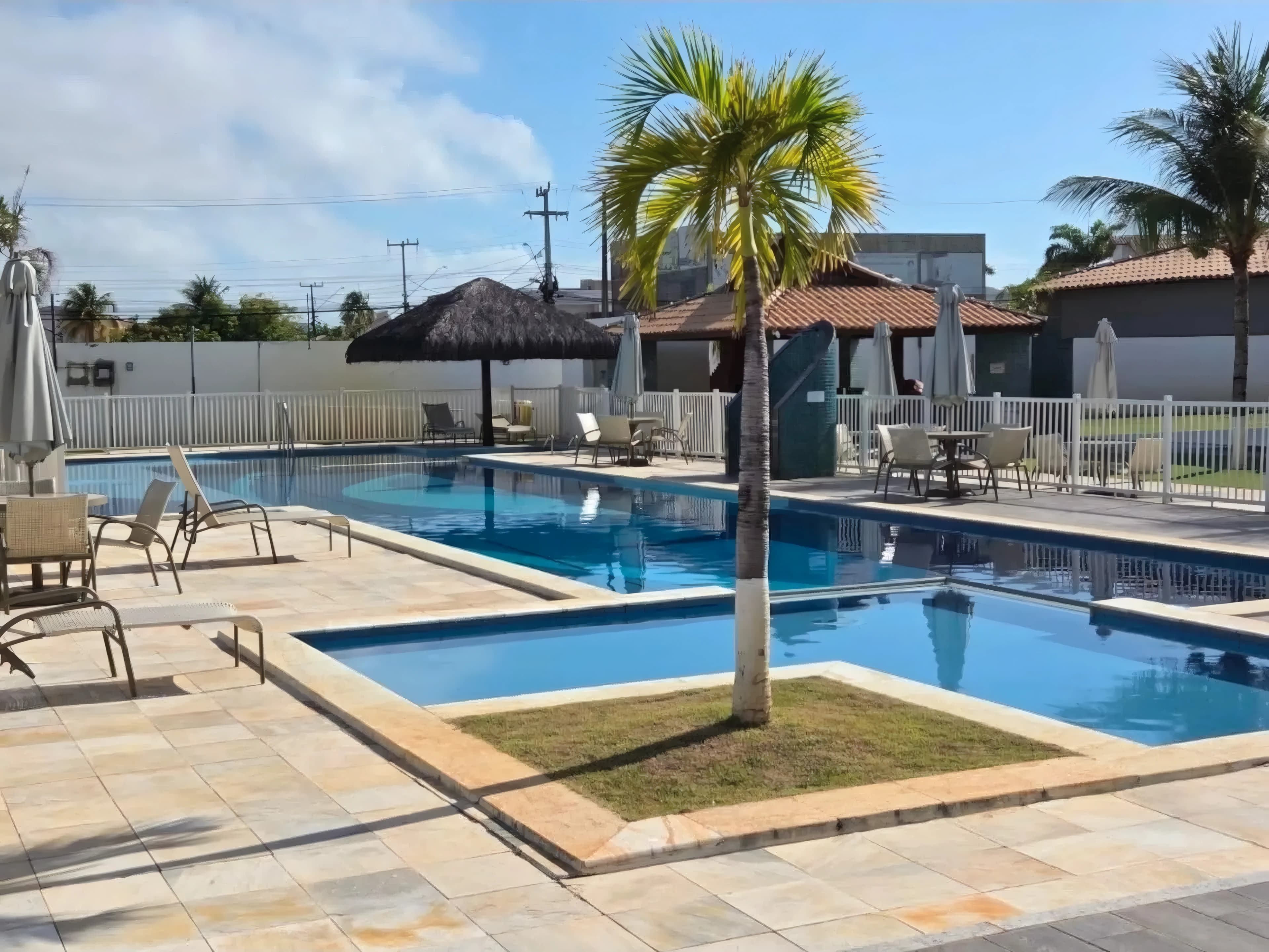 Casa mobiliada 4/4 cond. fechado a 500 mt do mar!
